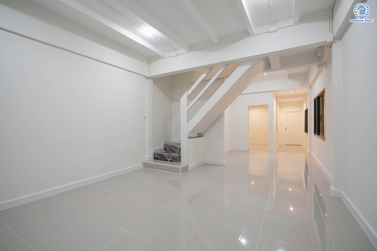 บ้านมือสองตกแต่งใหม่ โครงการ ลานทอง ติวานนท์-ปากเกร็ด เนื้อที่ 40 ตร.ว. ฟังก์ชัน 3 ห้องนอน 2 ห้องน้ำ จอดรถได้ 2คัน บนทำเลทองเดินทางสะดวกติด ถ.ติวานนท์ ใกล้ห้าแยกปากเกร็ด เมืองทองธานี, เซ็นทรัลแจ้งวัฒนะ รถไฟฟ้าสายสีชมพู "สถานีปากเกร็ด" และจุดขึ้นทางด่วน "แจ้งวัฒนะ"